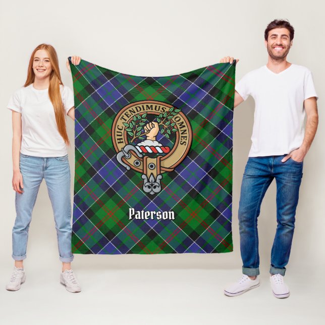 Couverture Polaire Clan Paterson Crest sur Tartan (En situation)