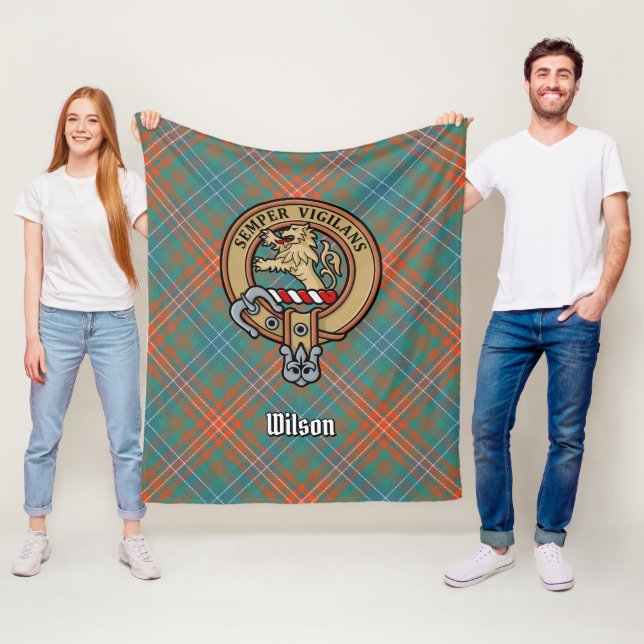 Couverture Polaire Clan Wilson Crest au-dessus de Tartan antique (En situation)