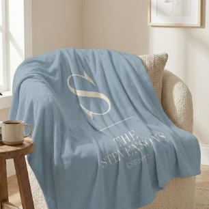 Couverture Polaire Classic Famille Monogramme Est Dusty Bleu