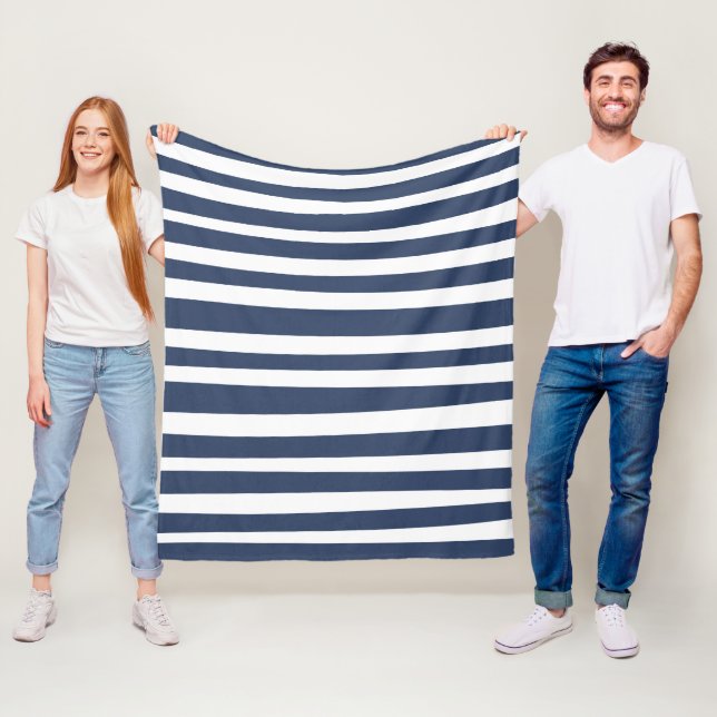 Couverture Polaire Classic Navy Blue Stripes | Timeless Nautical  (En situation)