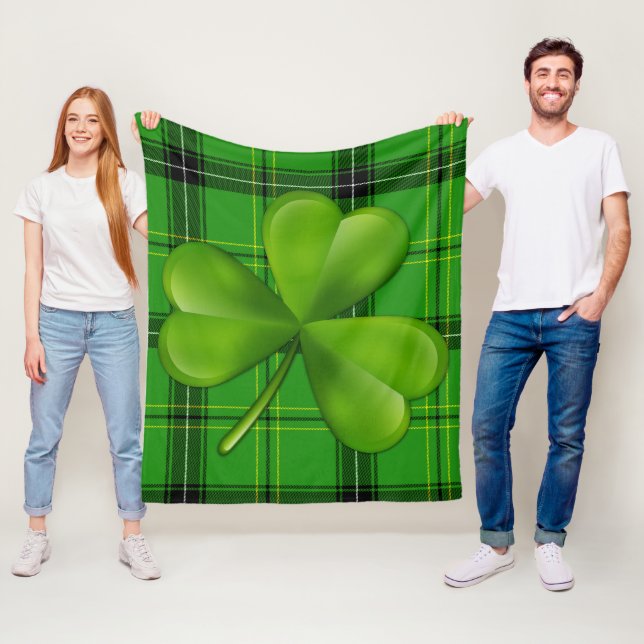 Couverture Polaire Clover vert brillant à 3 feuilles sur tartelé (En situation)