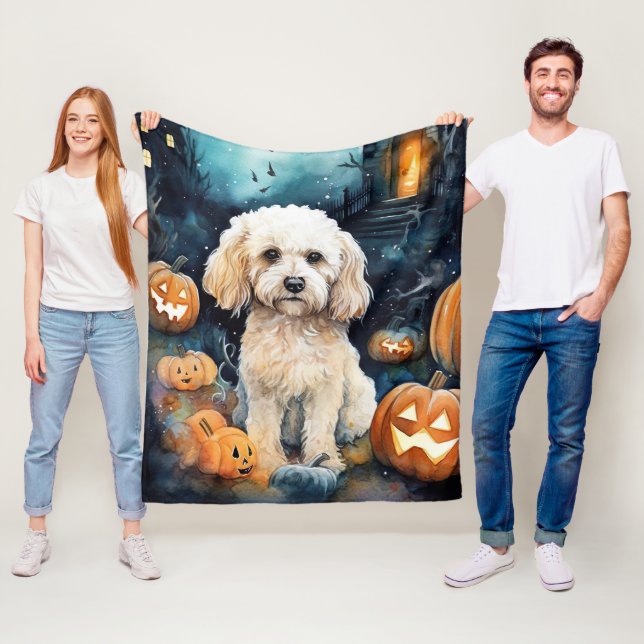 Couverture Polaire Cockapoo d'Halloween avec citrouilles effrayant (En situation)
