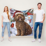Couverture Polaire Cockapoo Winter Wonderland Christmas Joy<br><div class="desc">Ce design festif reflète l'esprit joyeux de la période des fêtes, avec un adorable petit portant un chapeau de Père Noël. Le chien est niché dans un pays des merveilles hivernales, avec un bonhomme de neige, un sapin de Noël décoré et des cadeaux joliment emballés. Les flocons de neige tombent...</div>