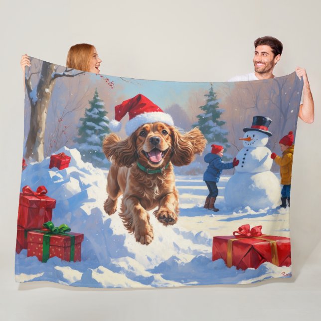 Couverture Polaire Cocker Spaniel courant dans la neige avec un chape (En situation)