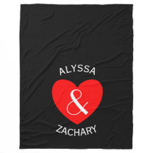 Coeur moderne de rouge de jeunes mariés