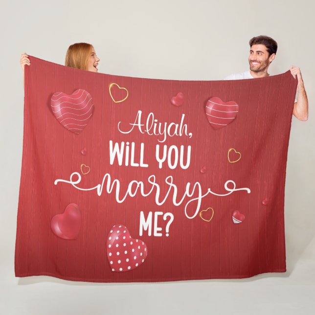 Couverture Polaire Cœurs en bois rouge demande en mariage (En situation)