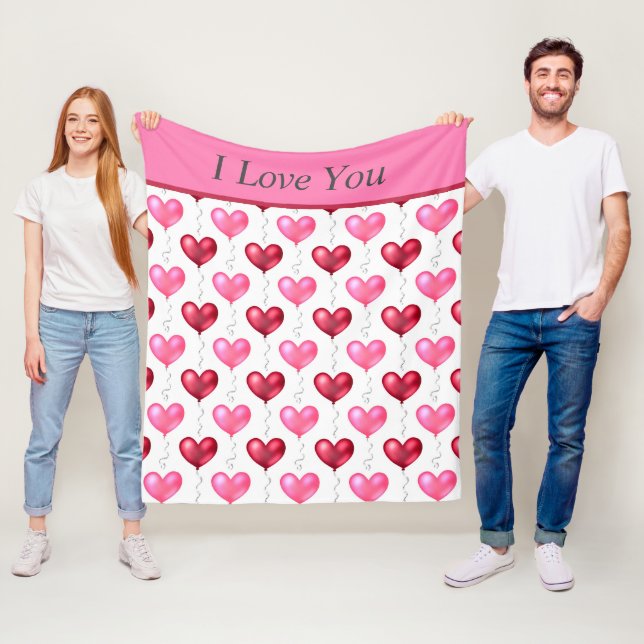 Couverture Polaire Cœurs roses et rouges pour la Saint-Valentin (En situation)