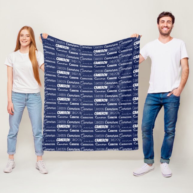 Couverture Polaire Collage de nom personnalisé bleu marine chic (En situation)