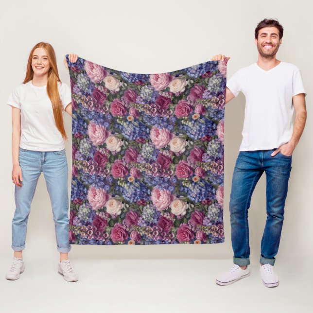 Couverture Polaire Composition florale dense de jardin anglais (En situation)