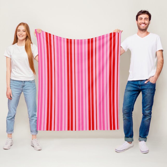 Couverture Polaire Conception de bandes verticales roses et rouges de (En situation)
