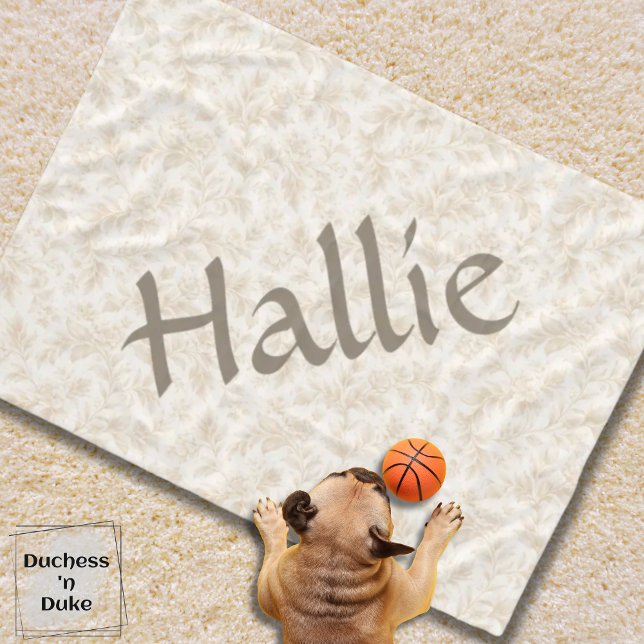 Couverture Polaire Conception de tapis pour animaux de compagnie à mo (dog blanket with ivory botanical design on carpet and small dog playing with toy basketball)