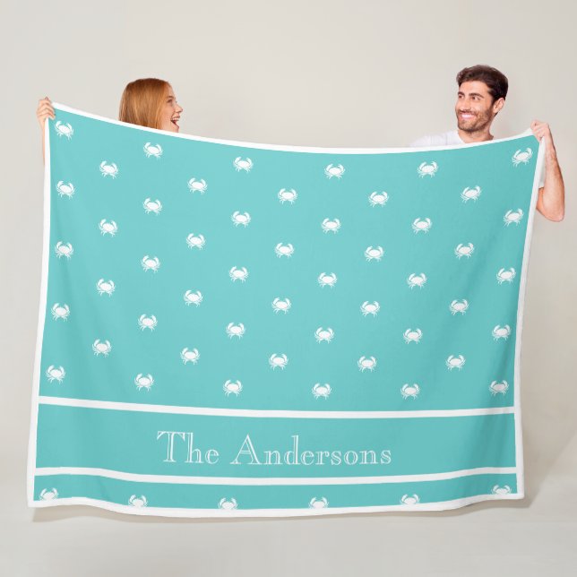Couverture Polaire Conception nautique avec crabe blanc sur fond bleu (En situation)
