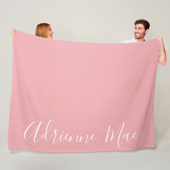 Couverture Polaire Coral rose simplement personnalisé (En situation)