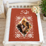 Couverture Polaire Couples Romantiques Photo Rouille Rouge 50 Ans de<br><div class="desc">La couverture en polaire présente un magnifique motif aquarelle d'un cadre floral blanc sur un fond rouge chaud et terreux. Échangez facilement l'image et personnalisez les chiffres de l'anniversaire de mariage (10, 20, 30, 40, 50, 60, 70, 80 ou 90) pour le rendre unique ! La couverture en polaire personnalisée...</div>
