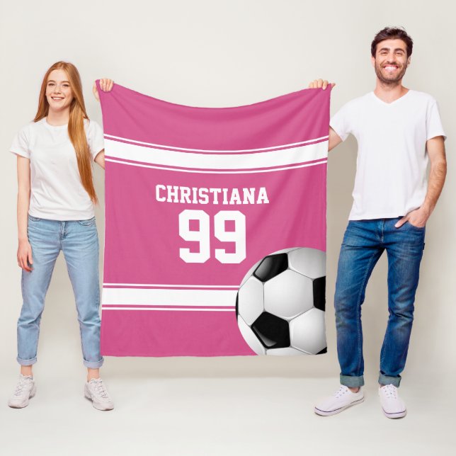 Couverture Polaire Cranberry rose et White Stripes soccer (En situation)
