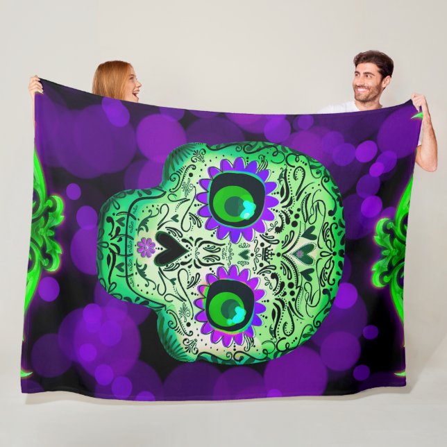Couverture Polaire Crâne de sucre vert et violet brillant Halloween (En situation)