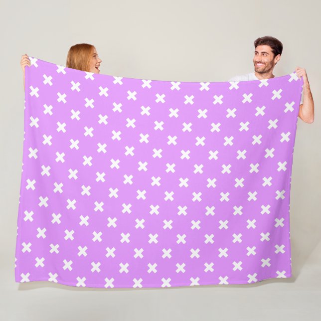 Couverture Polaire Croix blanches sur lilas (En situation)