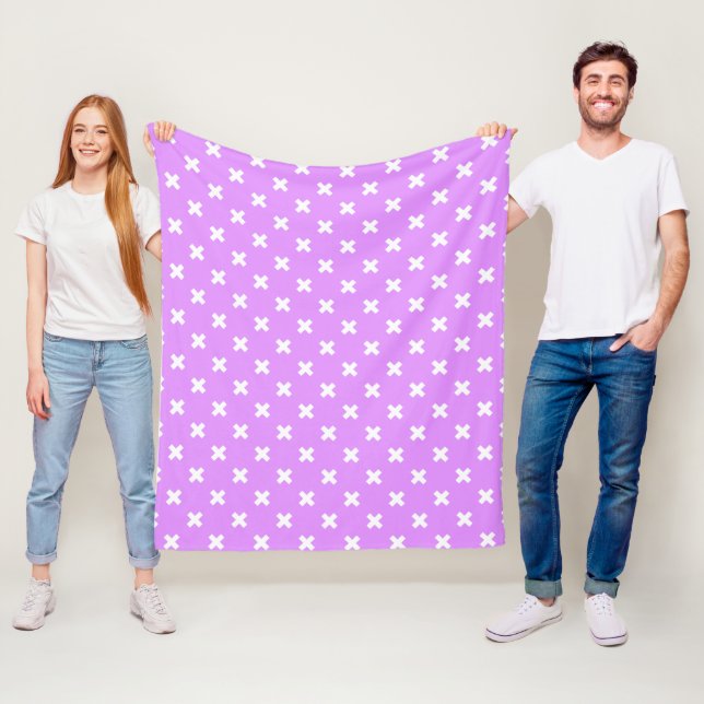 Couverture Polaire Croix blanches sur lilas (En situation)