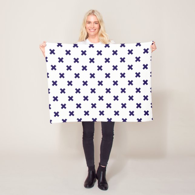 Couverture Polaire Croix bleu marine sur blanc (En situation)