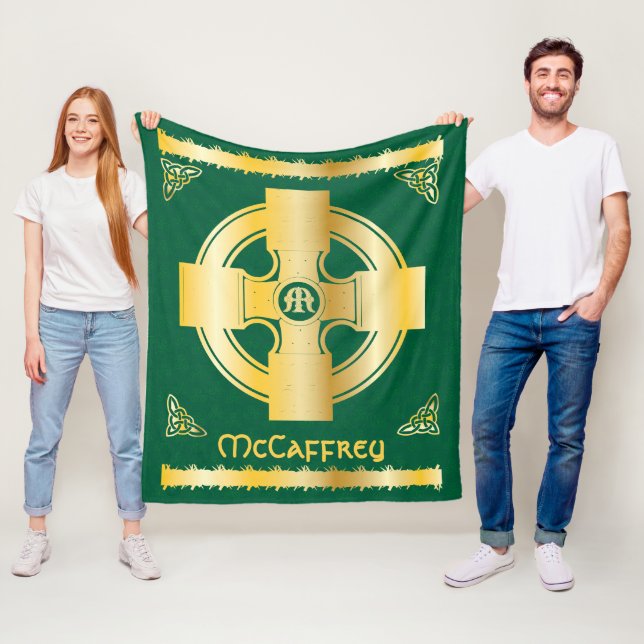 Couverture Polaire Croix celtique et lettre de noeud M Monogramme et  (En situation)