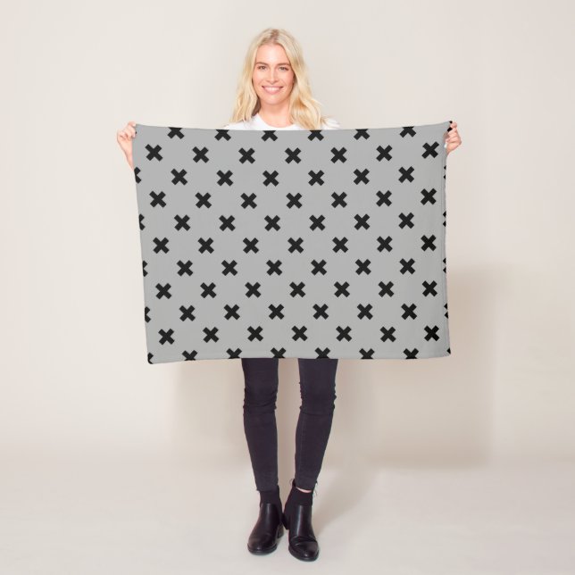 Couverture Polaire Croix noire coutures sur gris (En situation)