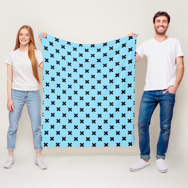 Couverture Polaire Croix noire sur le bleu bébé (En situation)