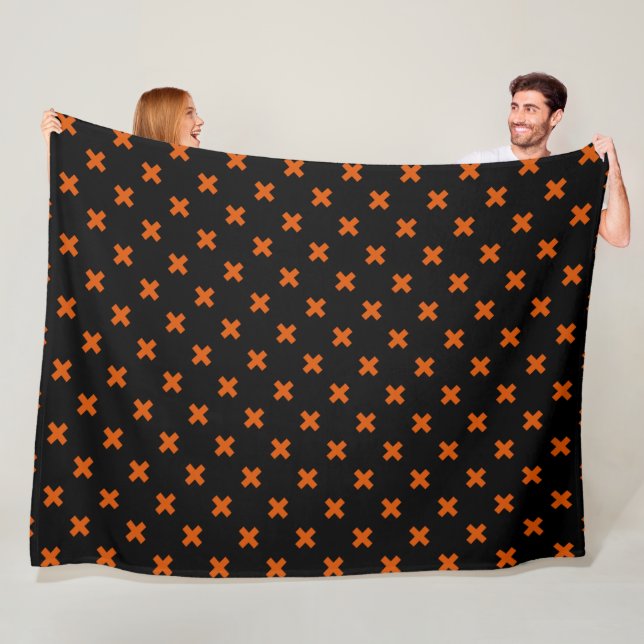 Couverture Polaire Croix orange sur le noir (En situation)