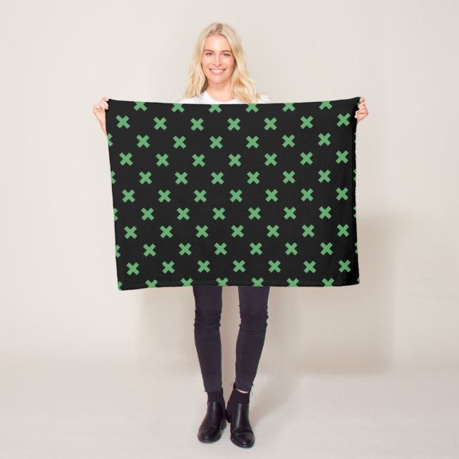 Couverture Polaire Croix verte coutures sur noir (En situation)