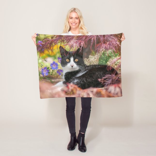 Couverture Polaire Cute chat noir blanc reposant sous un érablière - (En situation)