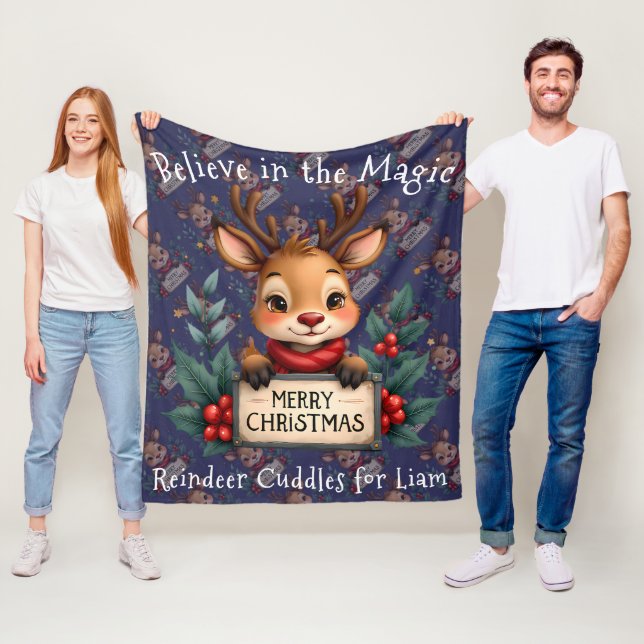 Couverture Polaire Cute Christmas Reindeer with Holly and Sign (En situation)