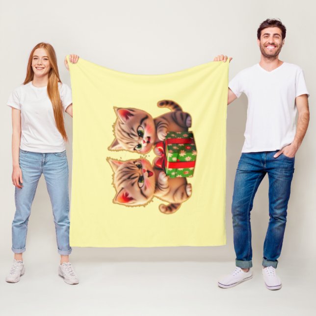 Couverture Polaire **Cute Kittens Fighting Over a Gift – Funny Christ (En situation)