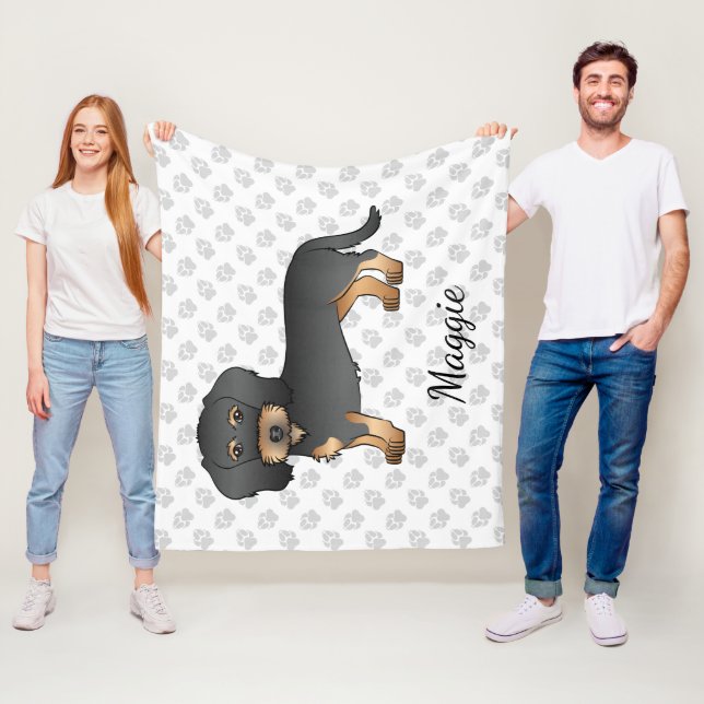 Couverture Polaire Dachshund à poil dur noir et feu avec nom (En situation)