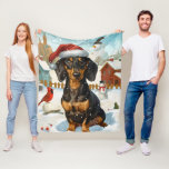 Couverture Polaire Dachshund Winter Wonderland Christmas Joy<br><div class="desc">Ce design festif reflète l'esprit joyeux de la période des fêtes, avec un adorable petit portant un chapeau de Père Noël. Le chien est niché dans un pays des merveilles hivernales, avec un bonhomme de neige, un sapin de Noël décoré et des cadeaux joliment emballés. Les flocons de neige tombent...</div>