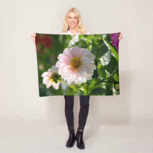 Couverture Polaire Dahlia blanche dans la photo du jardin