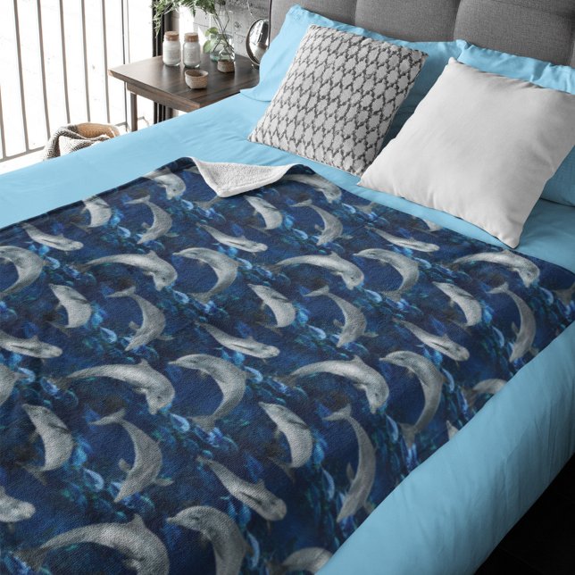 Couverture Polaire Dauphins nager dans l'océan avec des poissons (Snuggle with dolphins on a cozy evening.)