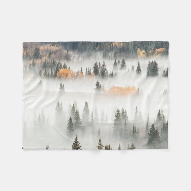 Couverture Polaire Dawn Ground Fog Covers Mountain Forest (Devant (Horizontal))