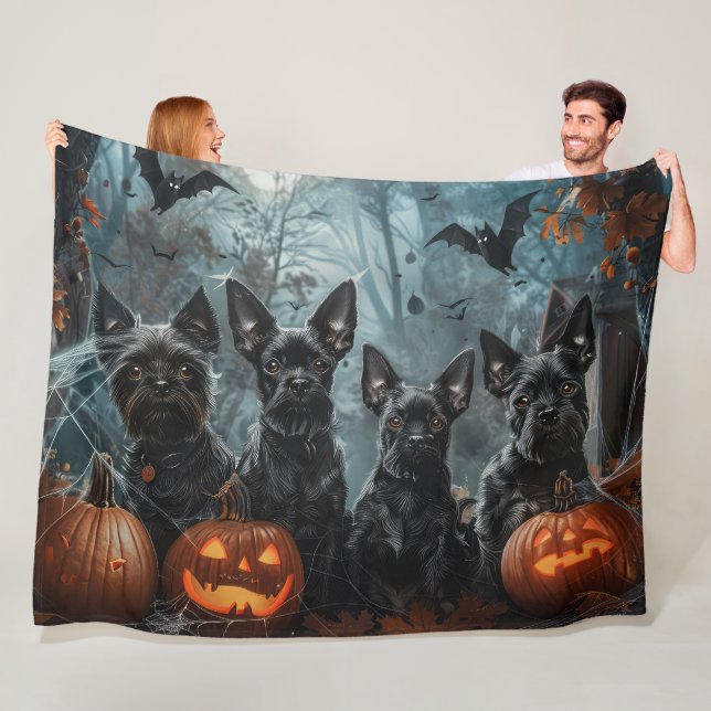 Couverture Polaire Délice de nuit d'Halloween pour Affenpinscher (En situation)