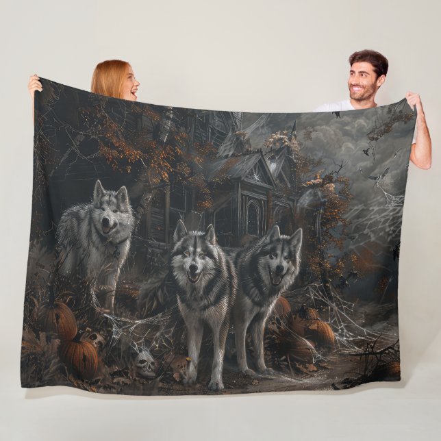 Couverture Polaire Délice de nuit d'Halloween pour malamute d'Alaska (En situation)