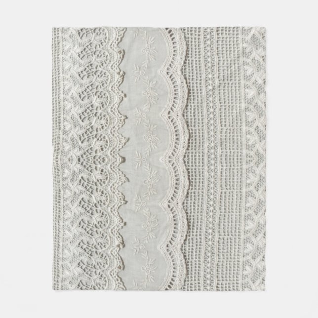 Couverture Polaire Dentelle blanche subtile, gros plan textile. (Devant)