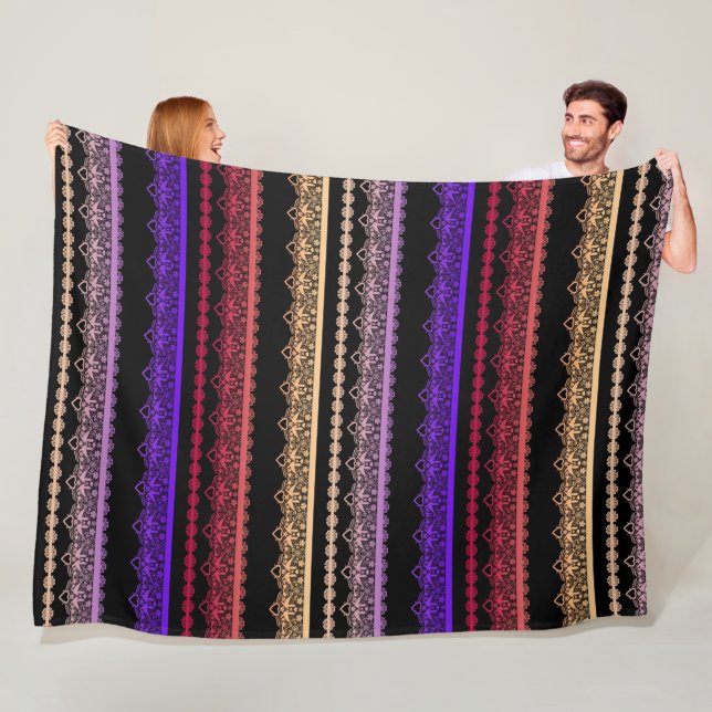Couverture Polaire Dentelle multicolore sur fond noir (En situation)