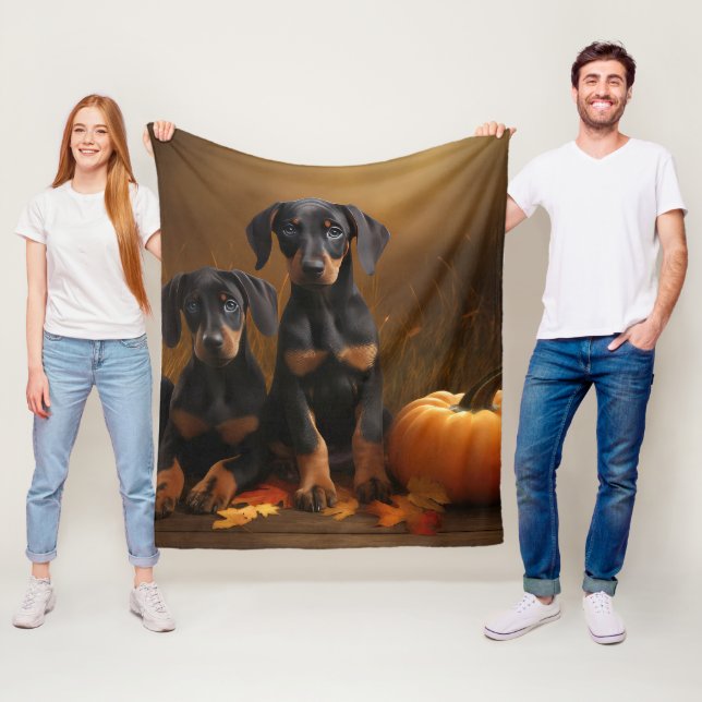 Couverture Polaire Doberman Chiot Automne Citrouille de plaisir (En situation)