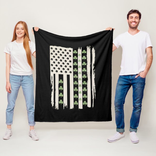 Couverture Polaire Drapeau américain avec trèfles pour la Saint-Patri (En situation)