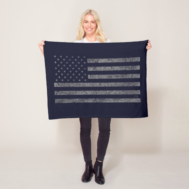 Couverture Polaire Drapeau américain Grunge bleu avec nom (En situation)