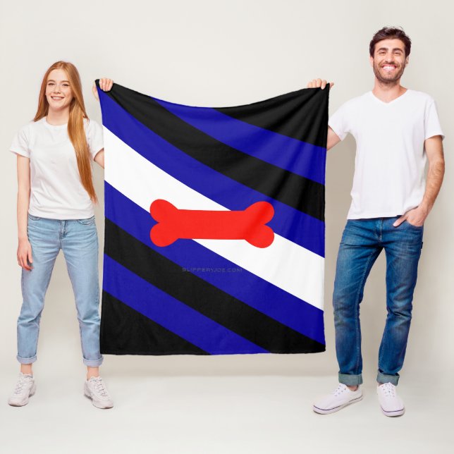 Couverture Polaire Drapeau de fierté de jeu de chiots de SlipperyJoe  (En situation)