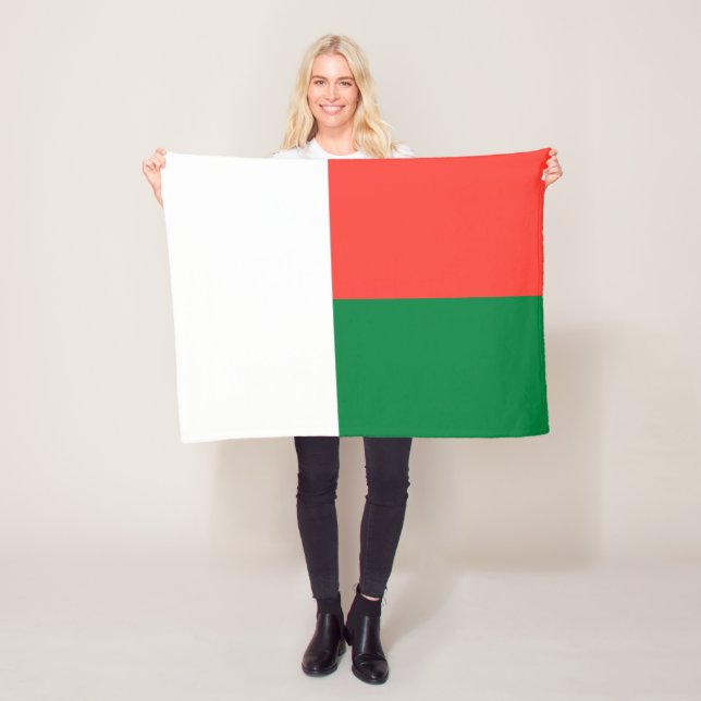 Couverture Polaire Drapeau de Madagascar (En situation)
