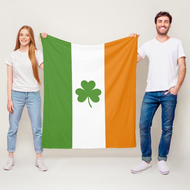 Couverture Polaire Drapeau irlandais de la Saint Patrick avec Shamroc (En situation)