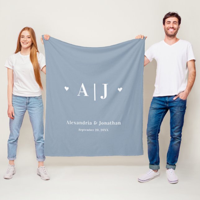 Couverture Polaire Dusty Blue Moderne Minimal Monogramme nouvellement (En situation)
