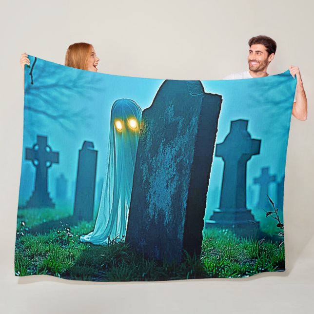 Couverture Polaire Eerie Glimpse du fantôme du cimetière (En situation)