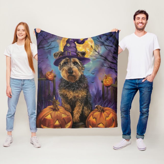 Couverture Polaire Éffrayant Airedale Halloween sorcière et Citrouill (En situation)