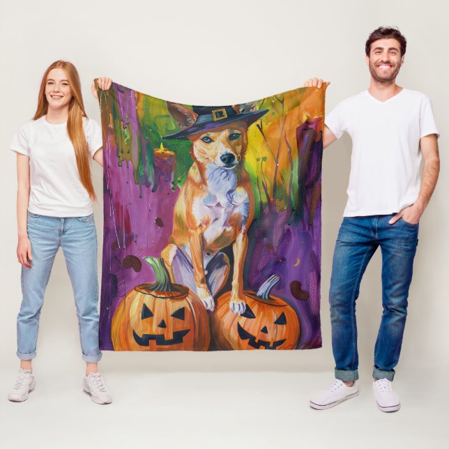 Couverture Polaire Éffrayant Basenji Halloween sorcière et Citrouille (En situation)